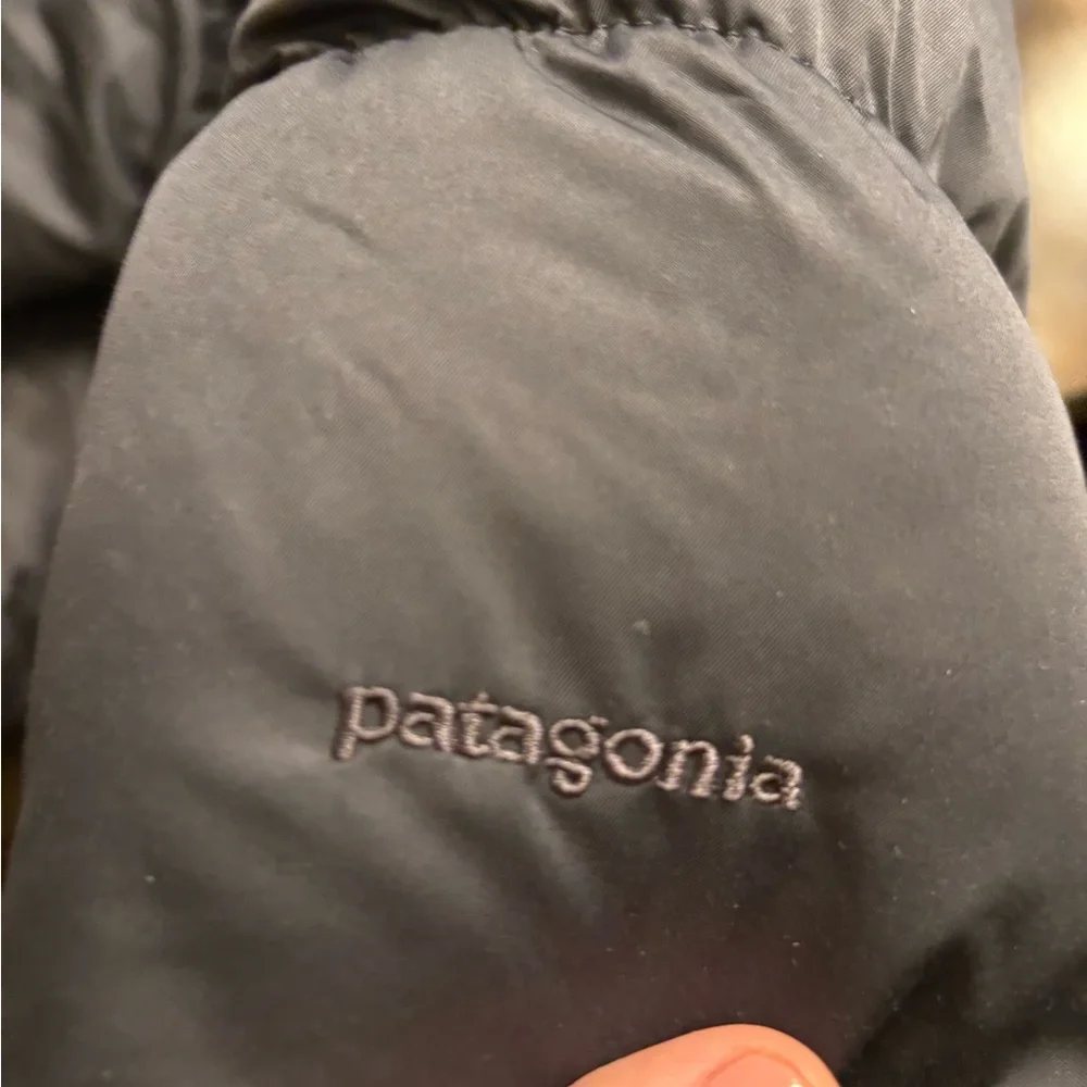 Patagonia Women's Navy Puffer Jacket - Picture 13 of 15